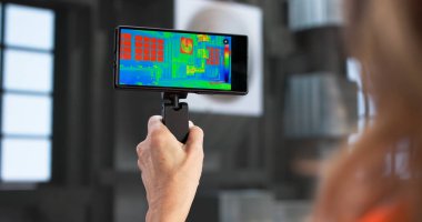 Kadın Mühendis HVAC Sistemini Termal Görüntüleme Kamerasıyla Denetliyor