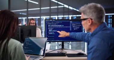 Ofis ortamında geliştiricilerle güvenli siber iş kodu eğitimi