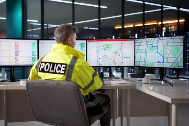 Bilgisayar Ekranı kullanarak Gözlem Merkezi 'ndeki Polis Memuru