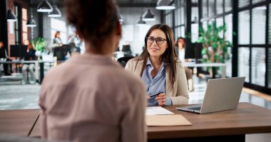 Şirket İşe Alma: Çeşitli Yöneticiler İşe Alım Toplantısında Tokalaştı