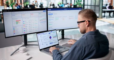 Şirket Veri Sigortası Güvenlik Analiz Kontrol Paneli 'ni denetleyen Gizlilik Uyum Uzmanı