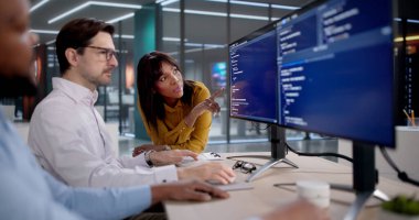 Çeşitli yazılım geliştiricileri kodlama, işbirliği ve öncü projeler ekibi. Birçok programcı, mühendis