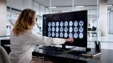 Bayan Radyolog Meksika Kliniğinde MRI Beyin Taraması Hazırlıyor