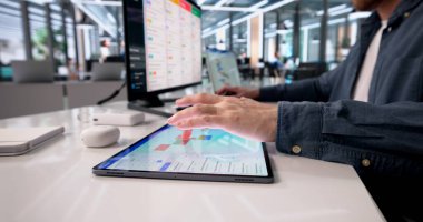 Sanal Konferans sırasında Masaüstünde Paketli Takvim Yönetimi Odaklanmış Profesyonel