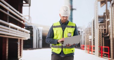 Mühendis Güvenli Enerji Operasyonlarını Sağlama Sağlama Sağlama Rafineri Kontrol Sistemlerini Yakından Gözetliyor