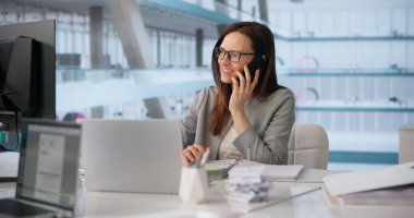 Modern ofis ortamında İş kadını Muhasebecisi Telefonda konuşuyor