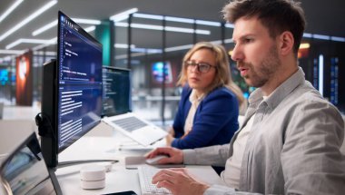 Çağdaş Çalışma Alanında İşbirliği Yapan Teknoloji Profesyonelleri