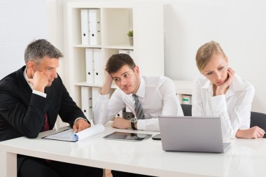 Ofiste sıkılmaya iş adamları