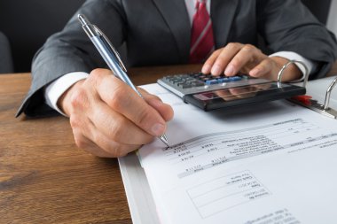 İş adamı kontrol makbuzları masasında