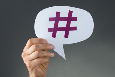 Hashtag konuşma balonu üzerinde gösterilen el