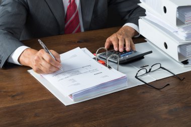 İş adamı kontrol makbuzları masasında