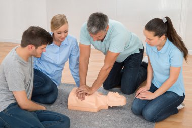 CPR eğitim kukla üzerinde gösterilen eğitmen