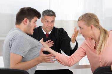 Yargıç önünde kavga Çift