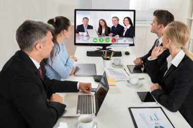 online sunum izlerken iş adamları