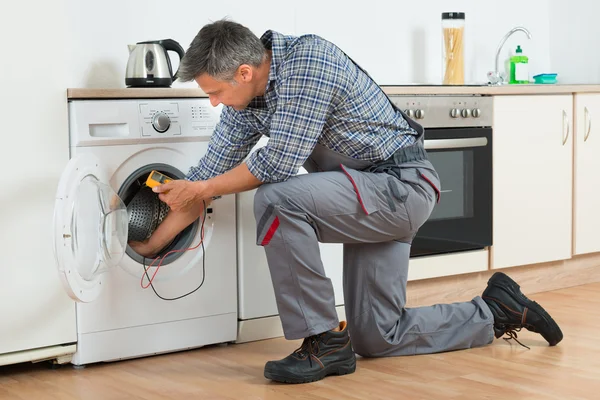 Repairman Checking Washing Machine — Stock Photo, Image