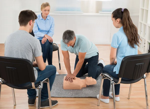 Teaching First Aid Cpr Technique — Stock Photo, Image