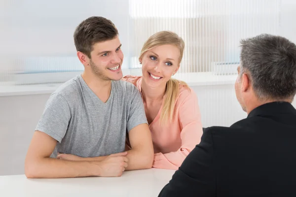 Paar praten met mannelijke Agent — Stockfoto