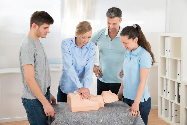 Studenten leren cardiopulmonale reanimatie — Stockfoto