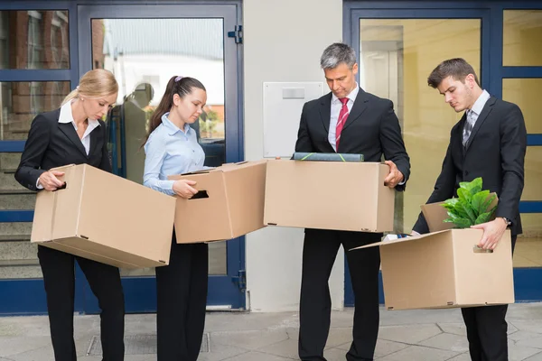 Unglückliche Geschäftsleute mit Kartons — Stockfoto