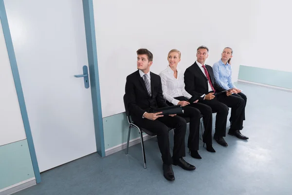 Os candidatos sentados na cadeira no escritório — Fotografia de Stock