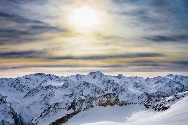 雪に覆われた高山のスキー リゾート — ストック写真