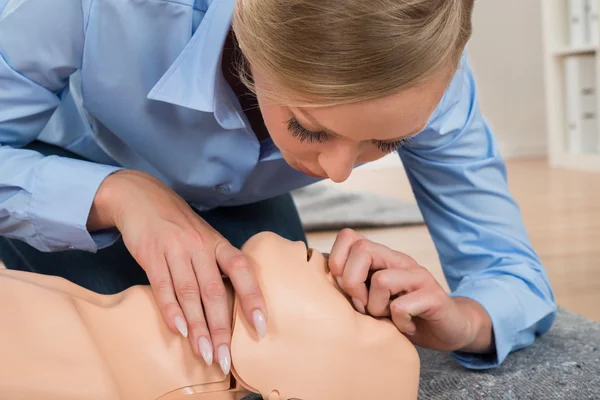 Student uitvoeren Cpr techniek — Stockfoto