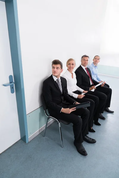 Bewerber sitzen auf Stuhl im Amt — Stockfoto