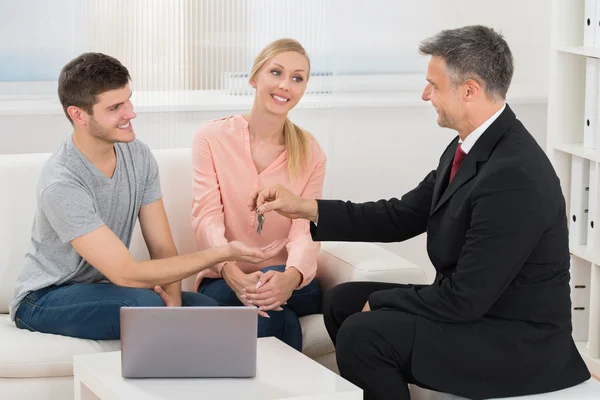 Giving House Key To Couple — Stock Photo, Image