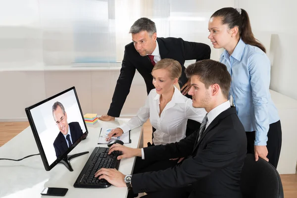 Бизнесмены видеоконференции на компьютере — стоковое фото