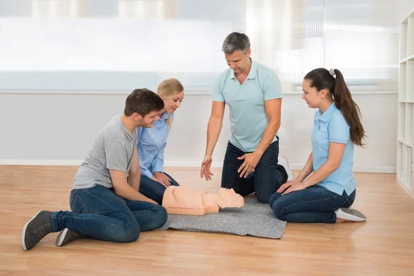 Instructor Showing Resuscitation Technique — Stock Photo, Image