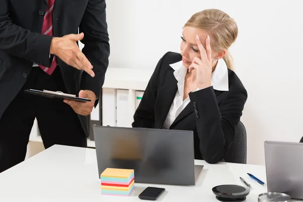 Empresário conversando com funcionário estressado — Fotografia de Stock