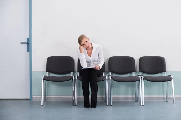 Joven empresaria soñando despierto — Foto de Stock