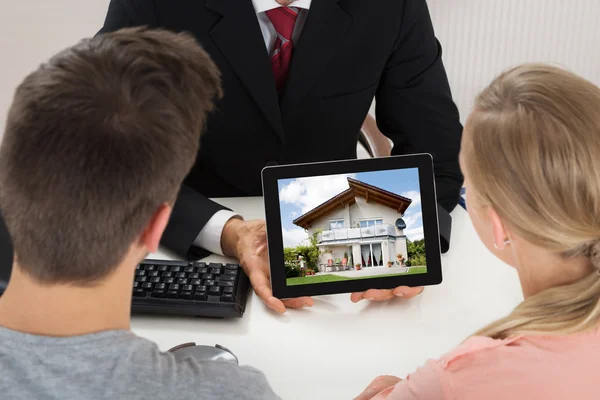 Agent zeigt Haus auf Tablet — Stockfoto