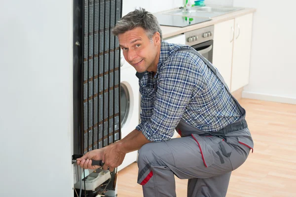 Handyman Reparação Frigorífico Em Casa — Fotografia de Stock