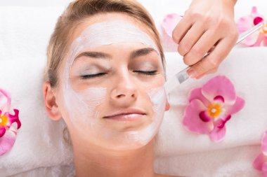 Salon, müşterinin yüzünde maske
