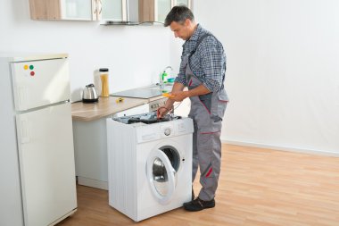Teknisyen kontrol çamaşır makinesi