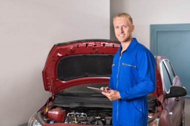 Garajda dijital Tablet kullanarak makinist