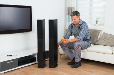 TV hoparlör multimetre ile kontrol teknisyeni