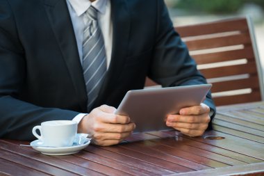 Dijital tablet kullanan kişi