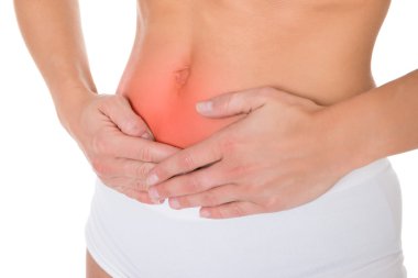 Karın ağrısı çeken bir kadın.