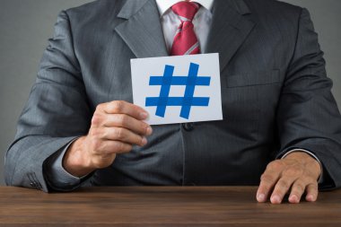 Karma işareti masa başında gösterilen işadamı
