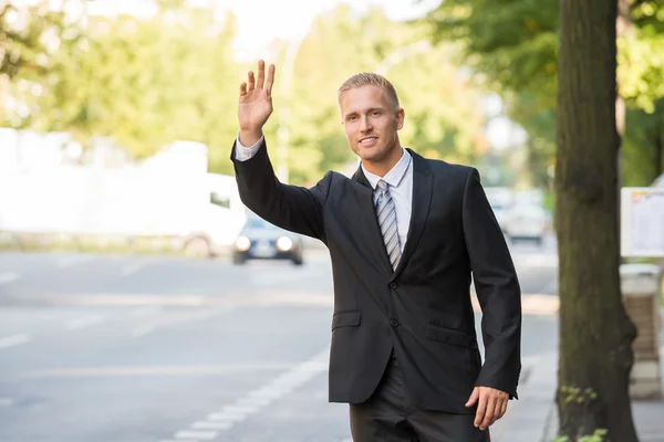 Geschäftsmann versucht Taxi zu rufen — Stockfoto