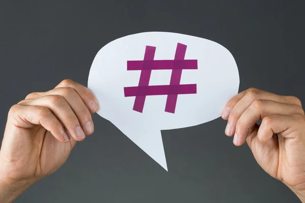 Hand zeigt Hashtag auf Sprechblase — Stockfoto