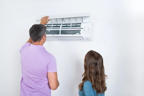 Couple Checking Air Conditioner — Stock Photo, Image