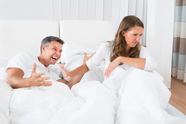 Pareja disputando en la cama —  Fotos de Stock