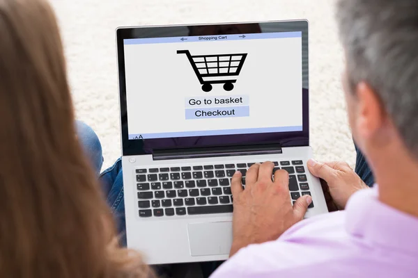 Пара покупок онлайн на ноутбуке — стоковое фото