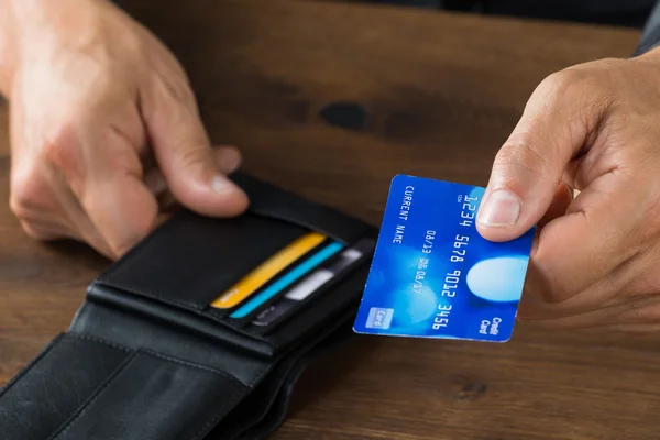 Επιχειρηματίας, δίνοντας την πιστωτική κάρτα από το πορτοφόλι — Φωτογραφία Αρχείου
