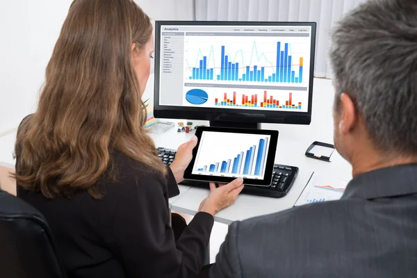Üzletemberek, digitális tabletta grafikon elemzése — Stock Fotó
