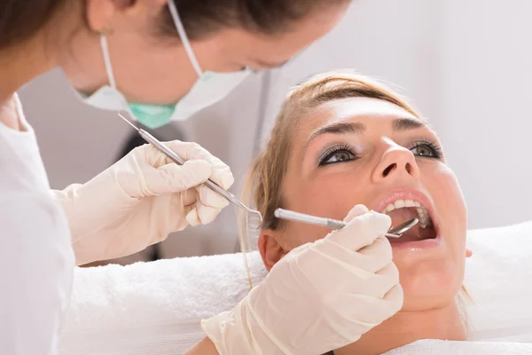 Пациент проходит стоматологический осмотр в клинике — стоковое фото
