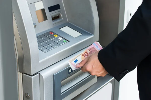 Retirando dinheiro da máquina de ATM — Fotografia de Stock